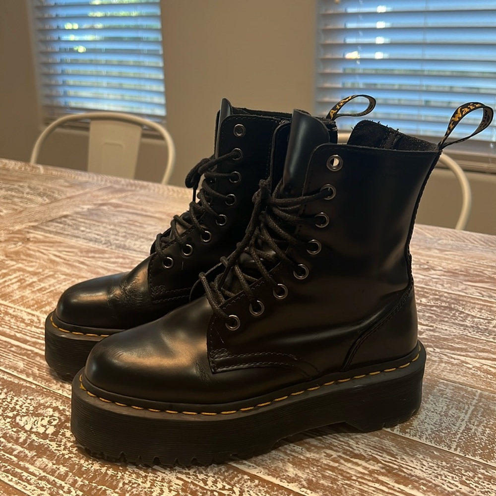 Dr. Martens Airwaiz - JADON Platform
